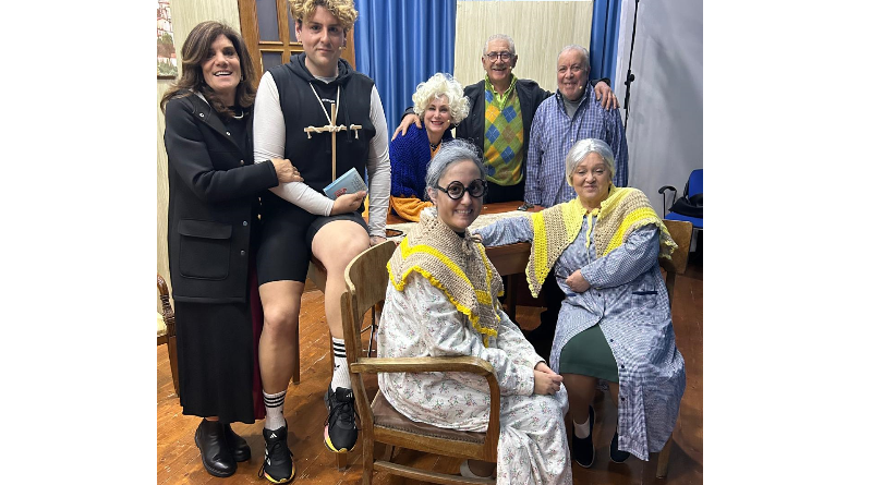 “Le Sorelle Alzheimer”, il teatro che fa sorridere e pensare nell’Ottava di Carnevale della Piana