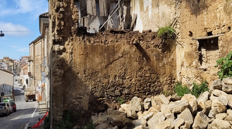Vibo V.: Messa in Sicurezza di un Rudere a Scesa del Gesù: Strada Chiusa per Tutela Pubblica