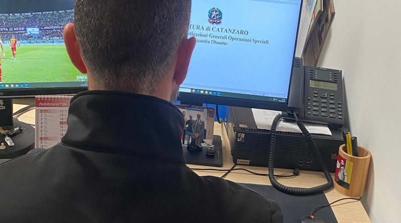 Lancia un petardo all’interno dello stadio: il Questore di Catanzaro emette nei suoi confronti il DASPO