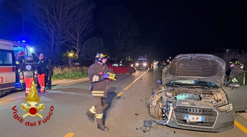 Incidente sulla SS 106 a Poggio Pudano: intervento dei Vigili del Fuoco, tre persone ferite