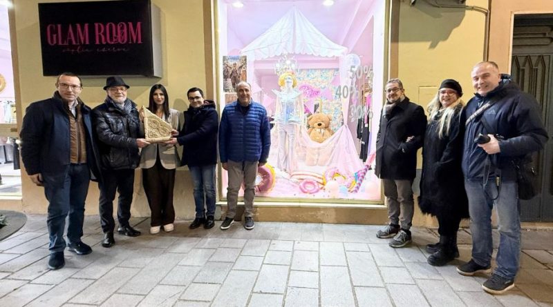 “Glamour Room” trionfa a ‘vetrine e maschere’: cala il sipario sull’ XI edizione del concorso del 68º Carnevale di Castrovillari “Glamour Room” trionfa a ‘vetrine e maschere’: cala il sipario sull’ XI edizione del concorso del 68º Carnevale di Castrovillari