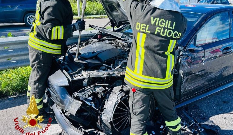 Grave Incidente Stradale a Isola di Capo Rizzuto: Vigili del Fuoco e Polizia Stradale in Azione 3 auto coinvolte