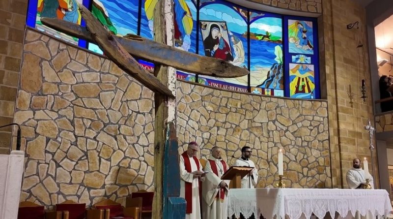 VIDEO – Una croce costruita con i resti del caicco Summer Love accolta in chiesa per la Quaresima