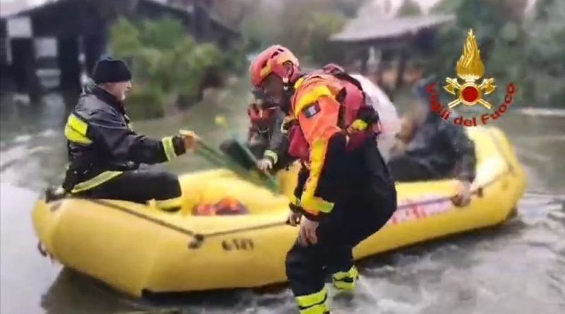 VIDEO – Le squadre dei Vigili del Fuoco del Comando provinciale di Crotone in supporto a Cosenza per l’ondata di maltempo sul versante tirrenico calabrese