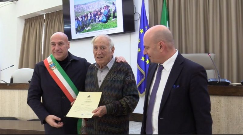 VIDEO – Si è svolta nella Sala Consiliare “Falcone e Borsellino” la cerimonia di conferimento della Menzione Speciale al prof. Enrico Franza