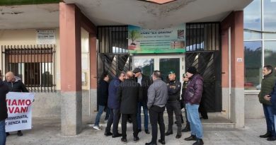 VIDEO Crotone, protesta contro il rischio amianto: la mobilitazione del Liceo Gravina