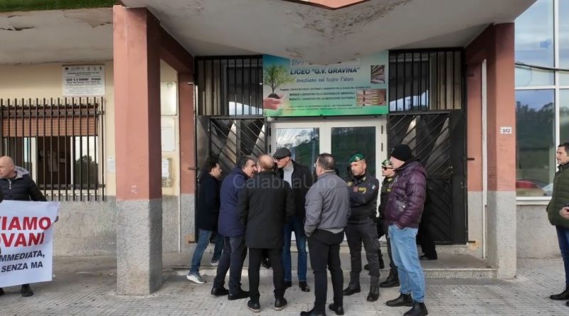 VIDEO Crotone, protesta contro il rischio amianto: la mobilitazione del Liceo Gravina