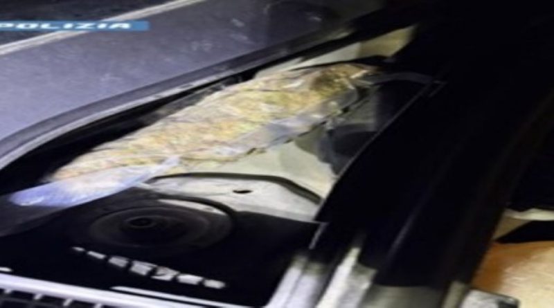 Guida spericolata in autostrada: scoperto con un carico di droga nel cofano
