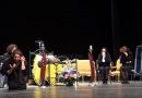 VIDEO – “Tutto esaurito per i giornalisti-attori: a Crotone la satira riempie il teatro e aiuta i più bisognosi”