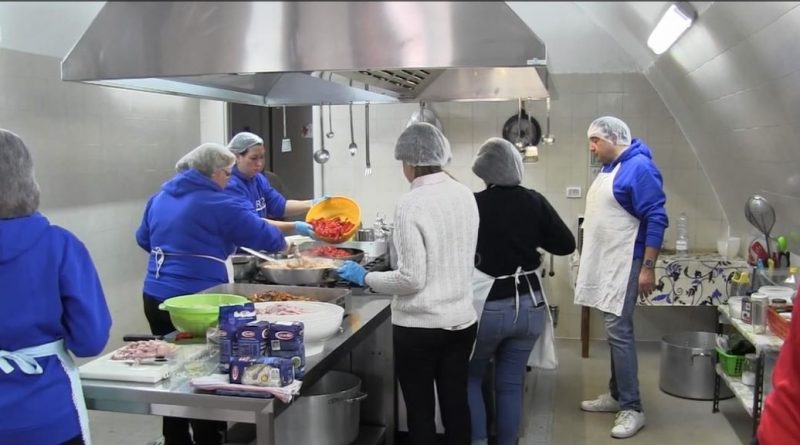 VIDEO – Solidarietà dei Giornalisti crotonesi la riedizione dello spettacolo “È morto il giornalismo, viva i giornalisti!” sarà devoluto alla Mensa di Padre Pio.