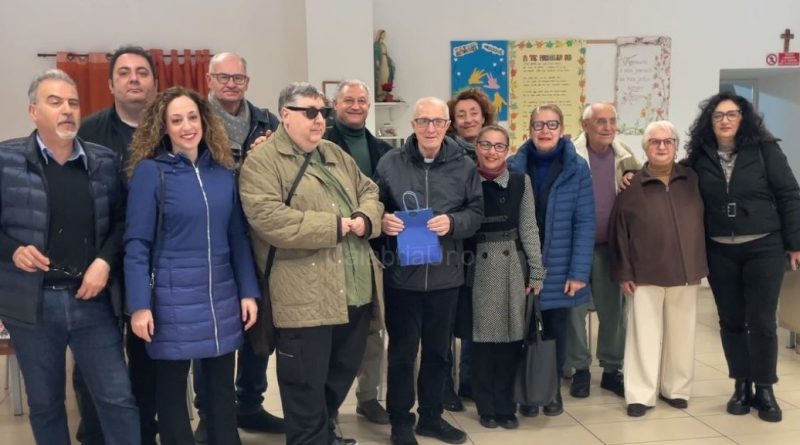 VIDEO – Festeggiati i 30 anni della Mensa di Padre Pio a Crotone insieme ai giornalisti-attori