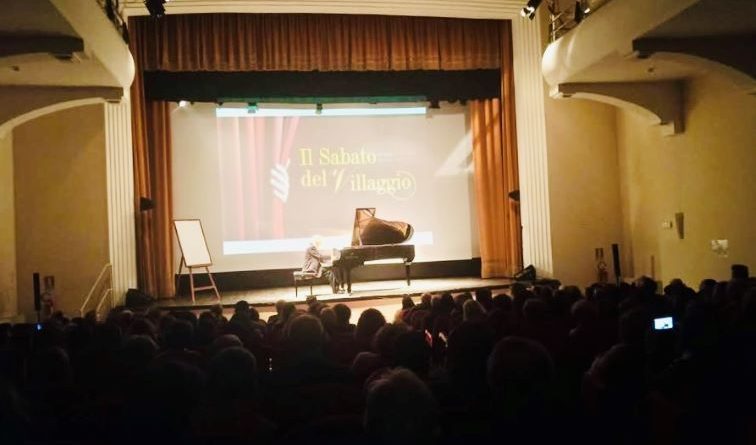 Emilio Aversano emoziona il pubblico lametino di «Sabato del Villaggio»