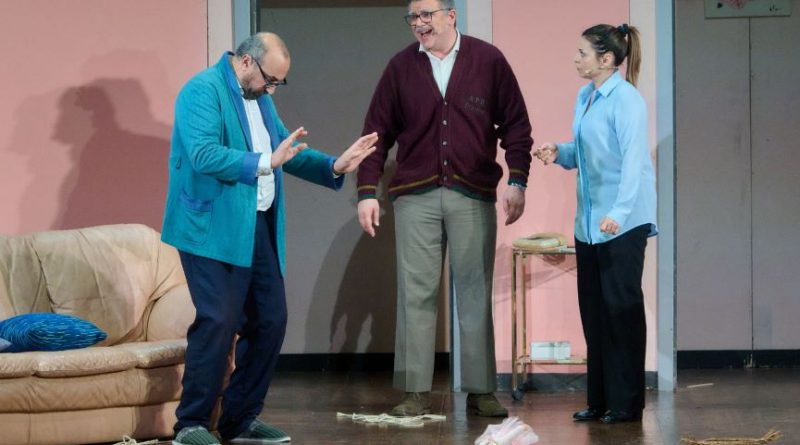 Il “Virus” di Nino Gemelli si diffonde al Teatro Comunale di Catanzaro tra risate, dialetto e tradizione