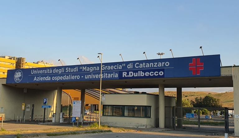 Fondi all’Ospedale “Dulbecco”, scontro sindacale: «risorse sbilanciate, penalizzato il 95% dei dipendenti»