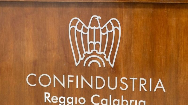 Attacco alla libertà d’impresa: Mezzi Soseteg in fiamme a Sinopoli, la ferma condanna di Confindustria Attacco alla libertà d’impresa: Mezzi Soseteg in fiamme a Sinopoli, la ferma condanna di Confindustria