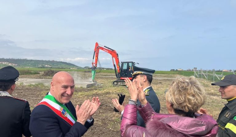 VIDEO – Crotone – Il ritorno alla bellezza: avviate le attività di demolizione delle opere abusive realizzate a Punta Scifo