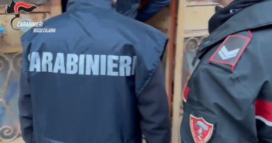 Riace: arma insospettabile nel salotto, arrestato per possesso di una “penna-pistola”