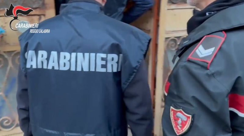 Riace: arma insospettabile nel salotto, arrestato per possesso di una “penna-pistola”