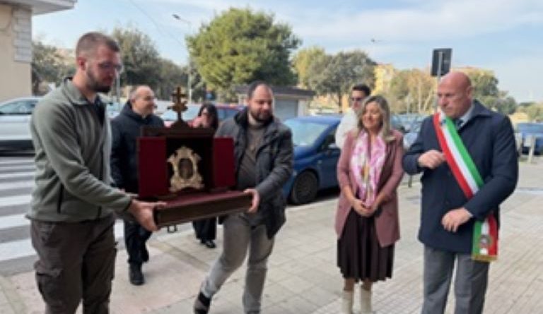 La Pace di San Francesco risuona all’Istituto Alfieri: accolta a Crotone la reliquia del Transito