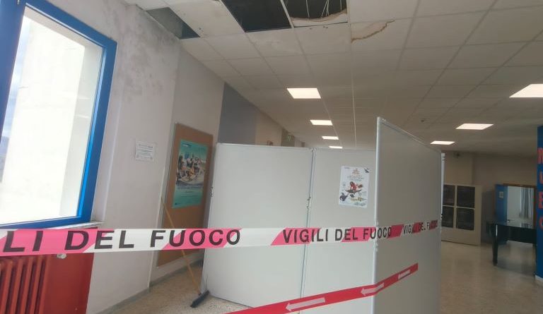Liceo “Borrelli” di Santa Severina, un’eccellenza a rischio: soffitti crollati e infiltrazioni. Appello dei docenti al neopresidente della Provincia. Liceo “Borrelli” di Santa Severina, un’eccellenza a rischio: soffitti crollati e infiltrazioni. Appello dei docenti al neopresidente della Provincia.