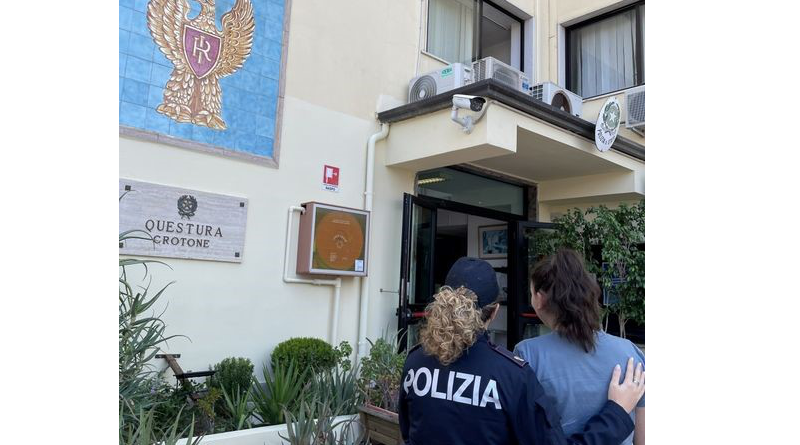 Crotone: la Polizia di Stato inaugura “una stanza tutta per sé” Crotone: la Polizia di Stato inaugura “una stanza tutta per sé”