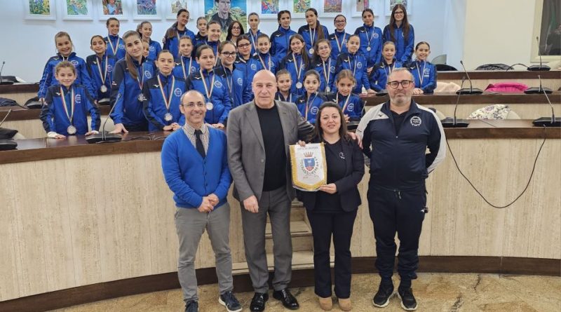 Trionfo e Appello: La Freedom to Play ASD Premiata in Comune Chiede Spazi per il Pattinaggio Artistico