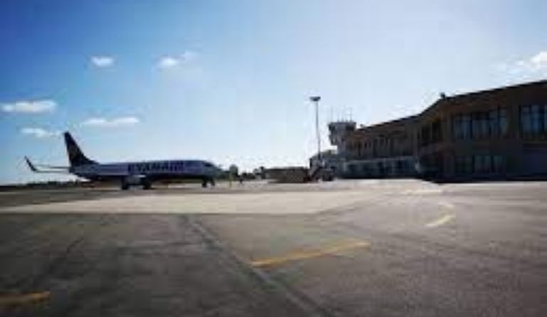 Voli Cancellati, Passeggeri a Piedi: L’Aeroporto di Crotone Dice Addio al Nord-Est