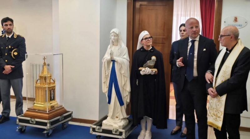 Le reliquie di Santa Bernadette visitano la Questura di Crotone: un momento di unione tra fede e istituzioni