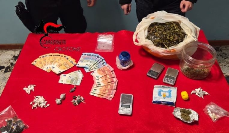 VIDEO – Roccabernarda (KR) – Operazione antidroga della Compagnia Carabinieri di Petilia Policastro: un arresto, un denunciato e ingenti sequestri di stupefacente