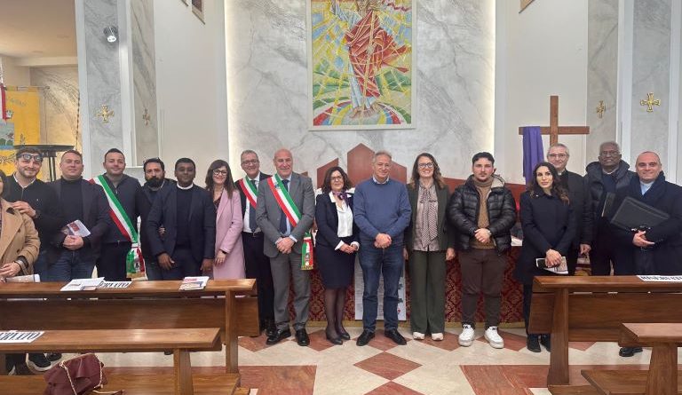 Cariati, staffetta di pace tra Sibari e Crotone: uno studente russo e uno ucraino tedofori per i “Giochi della Pace e dello Sviluppo”