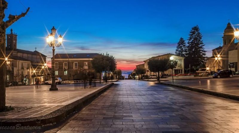 L’ascensore fantasma di Filadelfia, fermo da vent’anni: disabile costretto a salire in braccio fino a casa