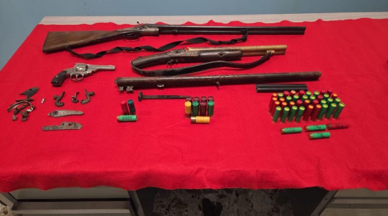 Arsenale in casa a Petilia Policastro, denunciato un uomo: sequestrati fucili, un revolver e munizioni