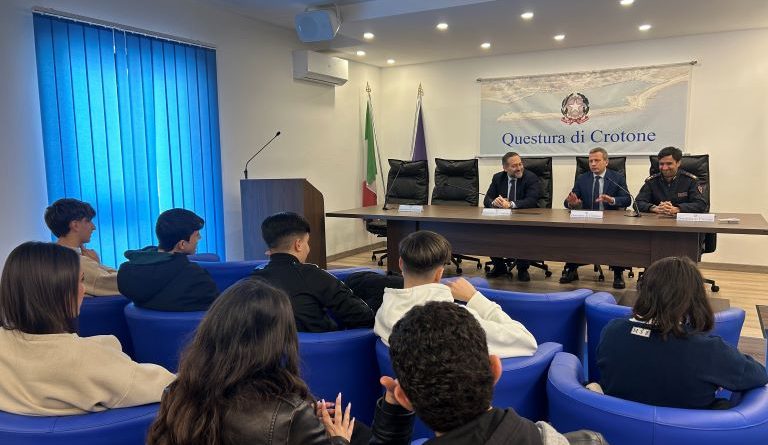 Studenti a lezione di legalità: la Polizia di Stato apre le porte della Questura di Crotone