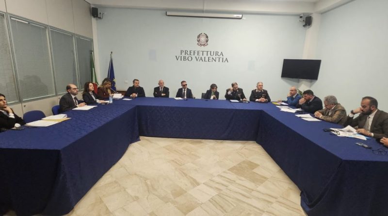 Allarme Acqua Verde a Nicotera: Vertice in Prefettura per Salvare il Mare Allarme Acqua Verde a Nicotera: Vertice in Prefettura per Salvare il Mare