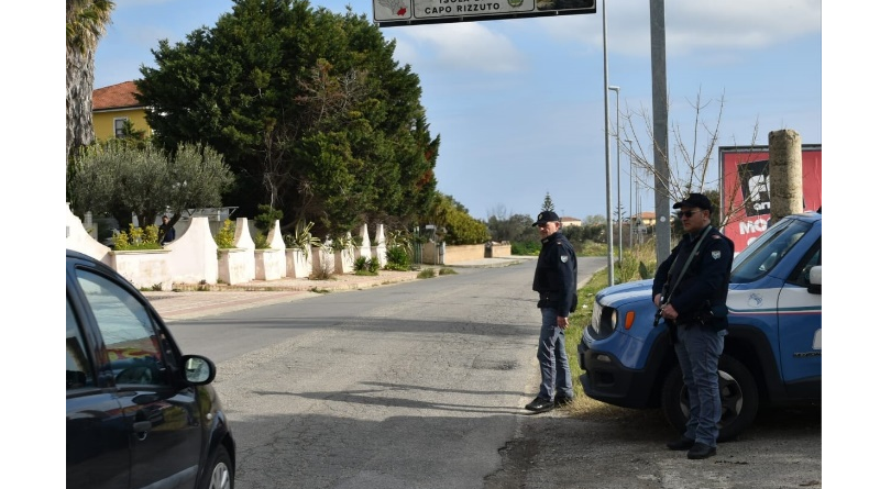 Crotone, maxi-operazione della Polizia di Stato: controlli a tappeto a Isola Capo Rizzuto e nel capoluogo