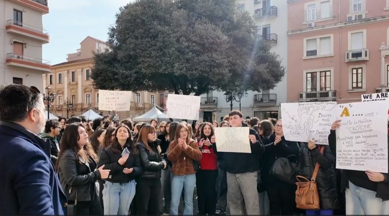 VIDEO – Amianto all’ex mercato, studenti e genitori in piazza. Il Sindaco Voce rassicura: “La bonifica si farà, ma attendiamo i dati Arpacal”