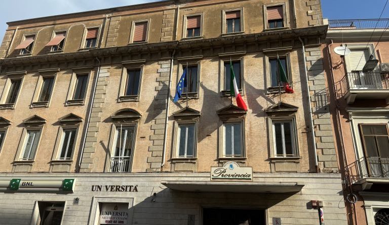 Elezioni Provinciali a Crotone: Ammirati e Lorecchio in Corsa per la Presidenza, Presentate Cinque Liste
