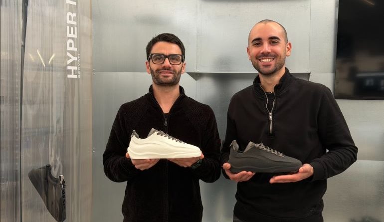 VIDEO – Otto ore per una Sneaker: la rivoluzione di Servati che unisce stampa 3d e artigianato