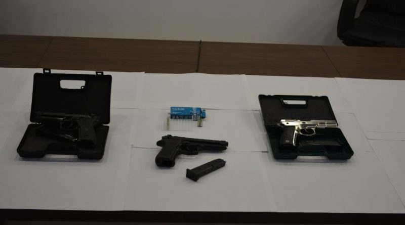 Spari fuori da una scuola a Crotone: panico tra gli studenti. Bloccati quattro giovani.