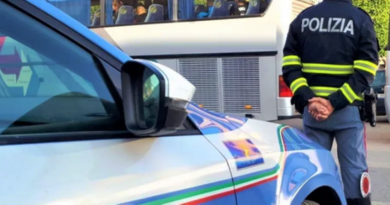 Gite Scolastiche a Rischio a Cosenza: Autobus Fermato dalla Polizia Stradale, Viaggio Interrotto