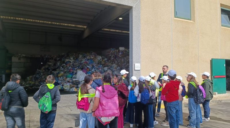 Riciclo Aperto 2026: a Lezione di Economia Circolare, Cinquanta Alunni di Caulonia Visitano la Circular Factory