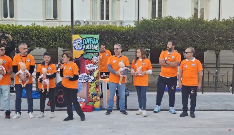 VIDEO – Un’onda arancione per salvare i neonati: Crotone in prima linea contro la Sindrome del Bambino Scosso