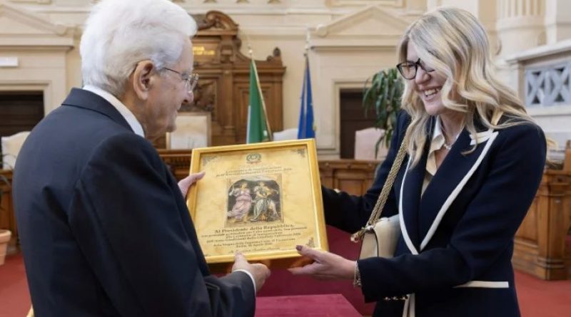 Inaugurazione dell’ Anno Giudiziario Tributario: Un Bassorilievo del Maestro Orafo Michele Affidato Consegnato al Presidente Mattarella