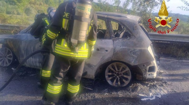 Tragedia sfiorata nel vibonese: Audi Q5 in fiamme, salvi i tre occupanti