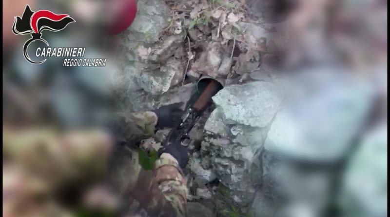 Aspromonte, arsenale in un muretto a secco: trovate armi pronte all’uso