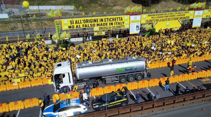 Brennero, la carica dei diecimila contro il “falso” Made in Italy: “così ci rubano 20 miliardi”