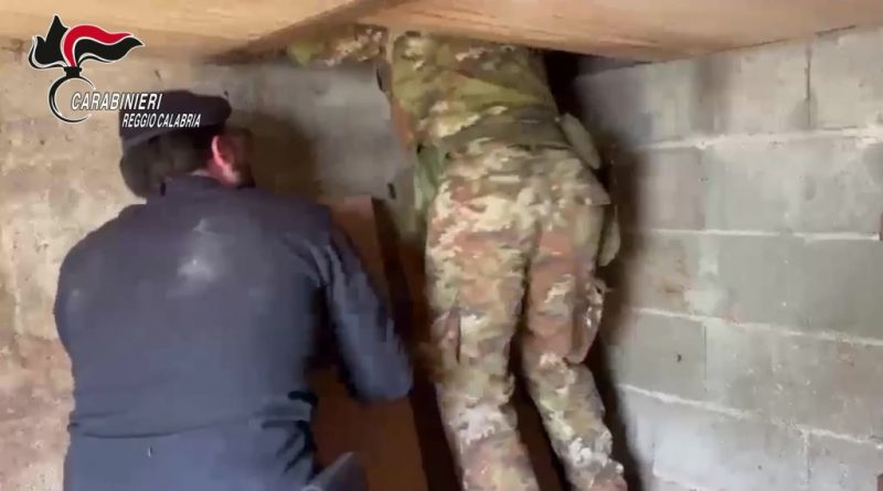 VIDEO – Platì (RC), la droga nel sottosuolo: scoperto bunker segreto con serra clandestina, quattro arresti dei Carabinieri