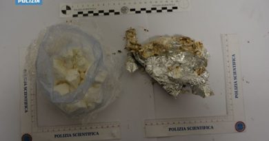 Dolce con sorpresa: Pizzo, nasconde la cocaina nei profitterol, arrestato