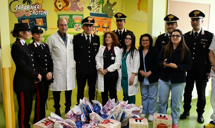 Un sorriso per i piccoli pazienti: i Carabinieri di Crotone donano uova di Pasqua in Pediatria