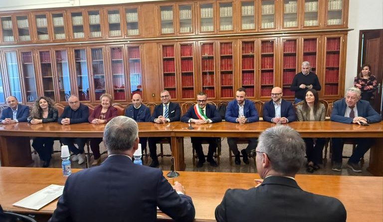 Marcellinara è ufficialmente “Città”: Cerimonia in Prefettura con il Sottosegretario Ferro